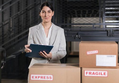 medium-shot-woman-holding-clipboard(1)